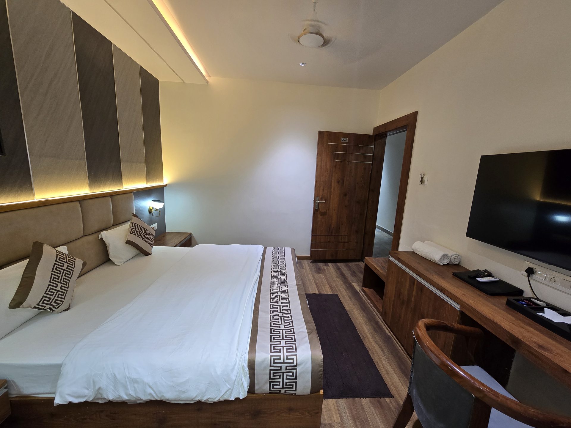 Deluxe Double Bed Room at Hotel Fortune, Ayodhya — view 1